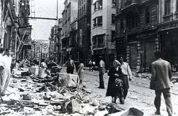 K A T A S T R O F H  T H S P O L H S