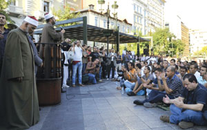 ÏÌÁÄÉÊÇ ÐÑÏÓÅÕ×Ç ÌÏÕÓÏÕËÌÁÍÙÍ ÓÔÇÍ ÐËÁÔÅÉÁ ÊÏÔÆÉÁ, ÃÉÁ ÔÏ ÔÅËÏÓ ÔÏÕ ÑÁÌÁÆÁÍÉÏÕ. ÅÊÁÔÏÍÔÁÄÅÓ ÌÏÕÓÏÕËÌÁÍÏÉ ÁÍÔÁÐÏÊÑÉÈÇÊÁÍ ÓÔÏ ÊÁËÅÓÌÁ ÔÇÓ ÌÏÕÓÏÕËÌÁÍÉÊÇÓ ÅÍÙÓÇÓ ÅËËÁÄÁÓ ÃÉÁ ÔÏ ÅÏÑÔÁÓÌÏ ÔÏÕ ÔÅËÏÕÓ ÔÏÕ ÑÁÌÁÆÁÍÉÏÕ ÌÅ ÔÏ "ÁÉÍÔ ÁË ÖÉÔÑ". (PHASMA / ÈÁÍÁÓÇÓ ÄÇÌÏ