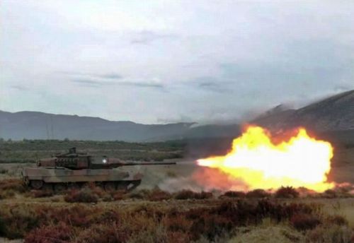 Leopard_2HEL_firing