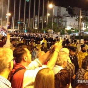 »ΠΡΟΔΟΤΕΣ», »ΣΤΑΥΡΩΣΑΤΕ ΤΟ ΛΑΟ» Ένταση στον επιτάφιο στο&nbsp;Σύνταγμα