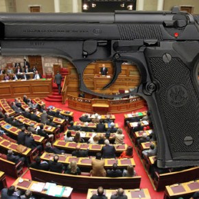 ΑΥΤΟΙ ΟΙ ΒΟΥΛΕΥΤΕΣ ΟΠΛΟΦΟΡΟΥΝ – ΠΡΩΤΟΙ ΟΙ ΝΕΟΔΗΜΟΚΡΑΤΕΣ Οπλοφόρος και ο …&nbsp;Γιωργάκης!