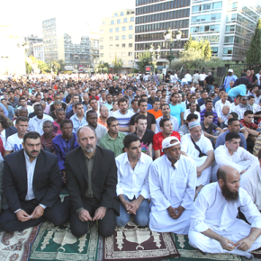 Εφαρμογή του νόμου μόνο εναντίον των Ελλήνων …Απο ποιόν πήραν άδεια για να προσευχηθούν στο Σύνταγμα οι Μουσουλμάνοι ;&nbsp;(video)