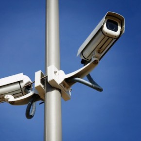 Με κάμερες απαντά η μουσουλμανική κοινότητα στις απειλές.«Κατά 99% πρόκειται για προβοκάτσια. Αν όμως κατά 1% είναι πραγματική απειλή, ποιος το διακινδυνεύει; Με τις ανθρώπινες ψυχές δεν παίζουμε&nbsp;λότο».