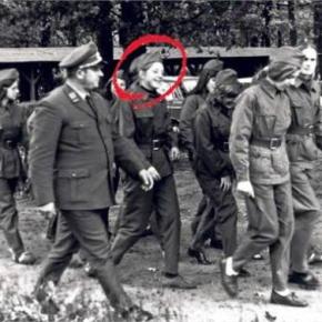 Η Μέρκελ σε ηλικία 17 ετών με στολή πολιτοφύλακα της πρώην Ανατολικής&nbsp;Γερμανίας
