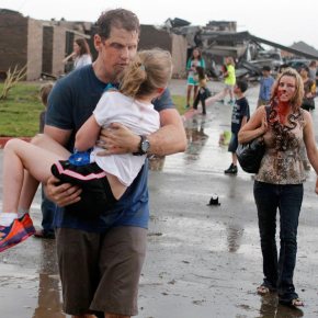 Εικόνες Αποκάλυψης στην Οκλαχόμα…91 νεκροί από τον ανεμοστρόβιλο ανάμεσά τους πάνω απο 20 παιδιά&nbsp;!