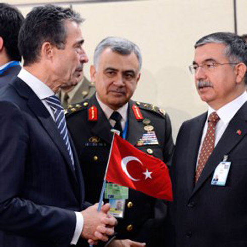 Ο ΓΓ του ΝΑΤΟ κ. Ρασμούσεν, με τον Τούρκο υπουργό άμυνας και έναν Τούρκο στρατηγό. Ο κ. Ρασμούσεν, με τις δηλώσεις του, ξεπέρασε σε θράσος ακόμα και τον εκπρόσωπο του τουρκικού ΥΠΕΞ!