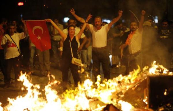 2013-06-25T232241Z_2086731736_GM1E96Q0KCD01_RTRMADP_3_TURKEY-PROTESTS-630x404