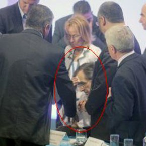 Διέκοψε προσωρινά την ομιλία του ο Α. Σαμαράς στο Συνέδριο της ΝΔ λόγω&nbsp;αδιαθεσίας