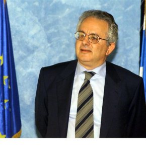 Στο Μέγαρο Μαξίμου πήγε ο καθηγητής Ν. Αλιβιζάτος.«Με κλειστά κανάλια δεν μπορεί να υπάρχει εξυγίανση», δηλώνει ο&nbsp;ίδιος