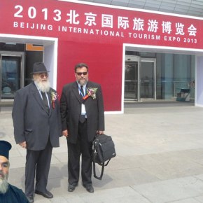 ΑΠΙΣΤΕΥΤΟ! ΠΕΤΑΞΕ ΤΑ ΡΑΣΑ Ο ΜΗΤΡΟΠΟΛΙΤΗΣ ΔΩΔΩΝΗΣ ΧΡΥΣΟΣΤΟΜΟΣ, ΕΚΠΡΟΣΩΠΩΝΤΑΣ ΜΕ ΚΟΣΤΟΥΜΙ ΚΑΙ ΓΡΑΒΑΤΑ ΤΗΝ ΕΚΚΛΗΣΙΑ ΤΗΣ ΕΛΛΑΔΟΣ ΣΕ ΕΠΙΣΚΕΨΗ ΣΤΗΝ&nbsp;ΚΙΝΑ!!!