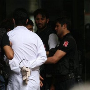 Toυρκία: Χειροπέδες στους γιατρούς και νερό με&nbsp;χημικά