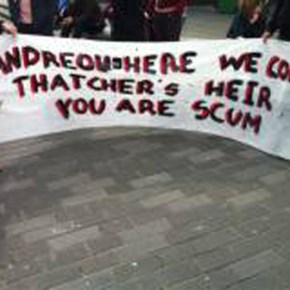 ΠΛΗΘΟΣ ΔΙΑΔΗΛΩΤΩΝ ΣΤΟ ΕΔΙΜΒΟΥΡΓΟ ΔΕΝ ΑΦΗΝΕΙ ΤΟΝ ΓΑΠ ΝΑ ΜΙΛΗΣΕΙ «Φύγε διάδοχε της&nbsp;Θάτσερ»