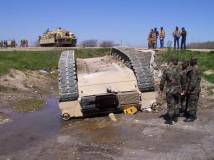 ΘΕΛΟΥΝ ΚΙ ΑΛΛΑ «ΣΑΠΑΚΙΑ» (upd) Ανατράπηκε Μ113 του Στρατού στην Εθνική Οδό Αθηνών-Λαμίας – Νεκρός ο στρατιώτης&nbsp;οδηγός