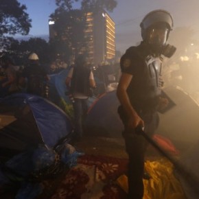 Βίντεο ΣΟΚ από την Τουρκία – Υδροφόρα παρασύρει διαδηλωτή στο πάρκο Γκεζίμ – Ο Ερντογάν εκκενώνει την πλατεία Ταξίμ – ΣΥΝΕΧΗΣ ΖΩΝΤΑΝΗ&nbsp;ΡΟΗ