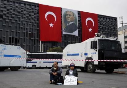 Yannis Behrakis-RTX10LVE1