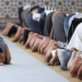 ΓΑΛΛΙΑ -Πιστοί προσεύχονται στο Μεγάλο Τζαμί την πρώτη ημέρα του Ραμαζανιού στο&nbsp;Στρασβούργο