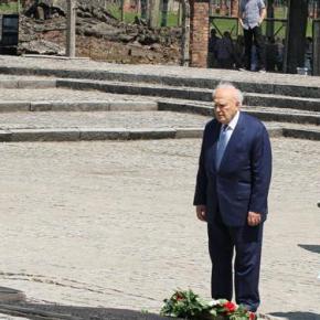 Παπούλιας από το Αουσβιτς: «Εκτός ευρωπαϊκής οικογένειας όσοι αρνούνται το&nbsp;Ολοκαύτωμα»