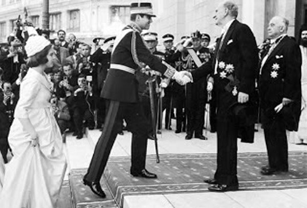 Βασιλιάς+Κωνσταντίνος+και+Γεώργιος+Παπανδρέου+πριν+την+κρίση