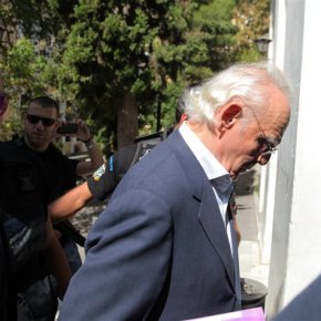 Ευφροσύνη Λαμπροπούλου: «Με έμπλεξε μέσω του Ζήγρα, ο Τσοχατζόπουλος»Επι τέσσερις ώρες απολογούνταν η λογίστρια του Άκη&nbsp;Τσοχατζόπουλου