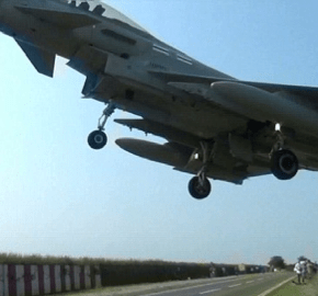 ΒΙΝΤΕΟ: Η στιγμή που Μαχητικό αεροσκάφος Typhoon σοκάρει τους&nbsp;παρατηρητές!