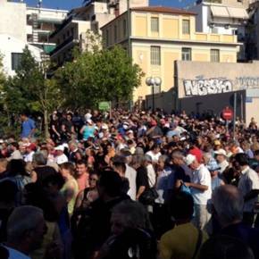 ΣΥΓΚΛΟΝΙΣΤΙΚΕΣ ΕΙΚΟΝΕΣ – Χιλάδες πολίτες στην διανομή τροφίμων και ρούχων του Λαϊκού&nbsp;Συνδέσμου