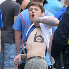 Τον συνέλαβαν στη Βρετανία λόγω τατουάζ! – ΚΑΙ ΤΟΝ ΑΦΗΣΑΝ ΜΕ&nbsp;ΕΓΓΥΗΣΗ!