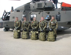 Νυχτερινά άλματα αλεξιπτωτιστών από NH-90 της Αεροπορίας Στρατού&nbsp;(φωτογραφίες)