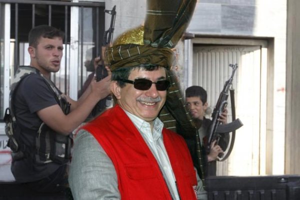 Davutoglu_syria_child_gun-630x422