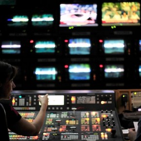 Στον «αέρα» η πρώτη ζωντανή δημοσιογραφική εκπομπή της Δημόσιας&nbsp;Τηλεόρασης