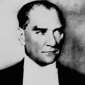 ΔΙΑΒΑΣΤΕ ΚΑΙ ΦΡΙΞΤΕ. ΠΑΡΟΥΣΙΑΖΟΥΝ ΤΟΝ ΚΕΜΑΛ ΑΤΑΤΟΥΡΚ ΩΣ ΤΟΝ ΠΙΟ «ΔΙΑΣΗΜΟ&nbsp;ΣΑΛΟΝΙΚΙΟ»