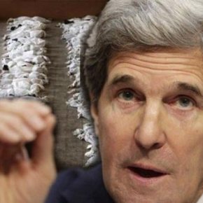 Σάλος με φωτογραφία που παρουσιάσε ο Κέρι για τις σφαγές στη Συρία – Είναι από το&nbsp;Ιράκ!