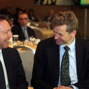 Μικρότερη ύφεση και πρωτογενές πλεόνασμα «βλέπουν» Στουρνάρας –&nbsp;τρόικα