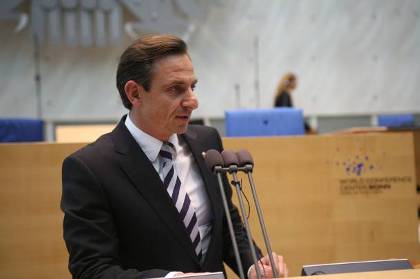 8677291-thumb-large-thumb-medium