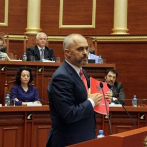 Αλβανία: Η Κομισιόν ανοίγει τον δρόμο προς την ΕΕ Της χορηγείται άνευ όρων καθεστώς υποψήφιας προς ένταξη&nbsp;χώρας