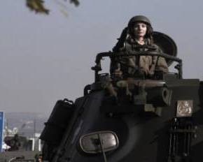 ΣΤΗΝ ΠΡΟΒΑ ΤΗΣ ΣΤΡΑΤΙΩΤΙΚΗΣ ΠΑΡΕΛΑΣΗΣ ΣΤΗ ΘΕΣΣΑΛΟΝΙΚΗ Γυναίκα αρχηγός άρματος μάχης «κλέβει» τις&nbsp;εντυπώσεις