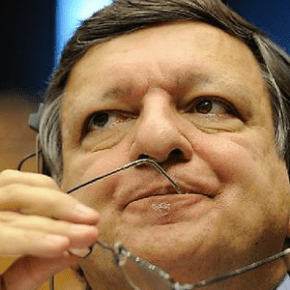 Οι Ευρωπαίοι διαμαρτύρονται για το νεκροταφείο της Μεσογείου – Πέταξαν αβγά στον Μπαρόζο&nbsp;[εικόνες]