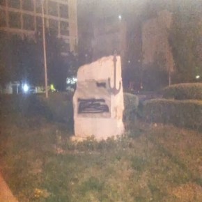 Κατέβασαν την Αλβανική σημαία και έβαψαν το μνημείο στην πλατεία Αλβανίας του&nbsp;Μπουτάρη!!