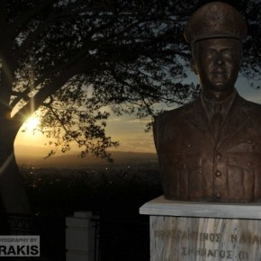 Το συγκινητικό μήνυμα των μικρών παιδιών στη προτομή του Κώστα Ηλιάκη&nbsp;(ΦΩΤΟΓΡΑΦΙΕΣ)