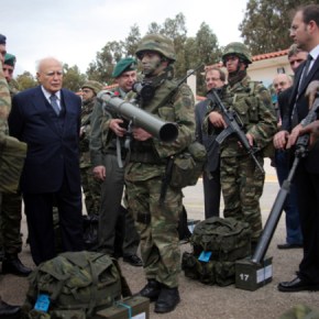 Στιγμιότυπο από την επίδειξη του Λόχου Αμέσου Επεμβάσεως στον Πρόεδρο της Δημοκρατίας Κάρολο Παπούλια.   Επίδειξη ΛΑΕ στον ΠτΔ.  Επίδειξη ΛΑΕ στον&nbsp;ΠτΔ.