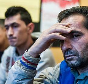 «Γλιτώσαμε από τη θάλασσα, μας έγδυσε η Αστυνομία»Οι Σύροι πρόσφυγες που σώθηκαν από το ναυάγιο στις ακτές της Αιτωλοακαρνανίας μιλούν στην «Κ.Ε.»: «Ζούμε με το φόβο της&nbsp;φυλακής»