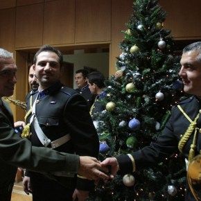 ΧΡΙΣΤΟΥΓΕΝΝΙΑΤΙΚΑ ΚΑΛΑΝΤΑ ΚΑΙ ΕΥΧΕΣ ΑΠΟ ΧΟΡΩΔΙΕΣ-ΜΠΑΝΤΕΣ ΤΩΝ ΕΝΟΠΛΩΝ ΔΥΝΑΜΕΩΝ ΣΤΟΝ ΑΡΧΗΓΟ ΓΕΕΘΑ&nbsp;-ΦΩΤΟΓΡΑΦΙΕΣ