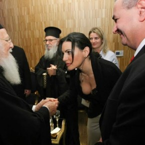 ΣΟΚ ΚΑΙ ΔΕΟΣ ΣΤΟ ΠΑΤΡΙΑΡΧΕΙΟ.Στον Πατριάρχη η Ολγα: «Σκύψε&nbsp;ευλογημένη»!