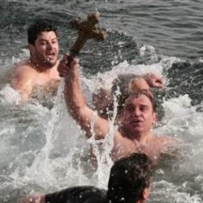 Κωνσταντινούπολη- Θεοφάνεια: Οι Έλληνες Ορθόδοξοι βούτηξαν στα παγωμένα νερά του Κεράτιου&nbsp;Κόλπου