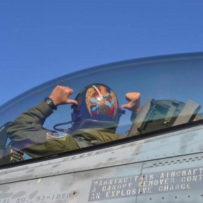 Σώθηκες ρε μαλ… Μήτσο ;…Σώθηκα Κυβερνήτα ! (video)   Σώθηκες ρε μαλ… Μήτσο  τα κατάφερες ;…Σώθηκα Κυβερνήτα , εμάς μας προστατεύει ο Θεός για να φυλάμε την Πατρίδα&nbsp;!