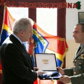 Το δώρο που συγκίνησε τον Αβραμόπουλο&nbsp;(pic+video)