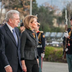 Μια εντυπωσιακή Μιμή στο ΥΠΕΘΑ – Η υπουργός Άμυνας της Αλβανίας στην&nbsp;Αθήνα