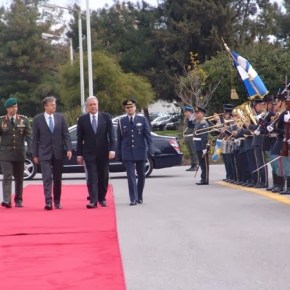 Ο αρχηγός ΓΕΣ με τον τιμημένο πράσινο&nbsp;μπερέ