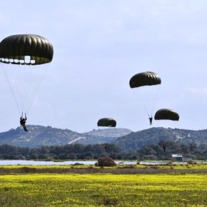 Έλληνες αλεξιπτωτιστές σε δράση στο&nbsp;Τυμπάκι