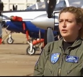 H Ελληνίδα χειριστής μαχητικού που εκπαιδεύει τους μάχιμους …Ικάρους&nbsp;(video)