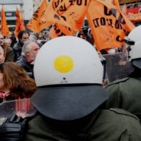 Σοβαρά επεισόδια στο Σύνταγμα – Μπουκάλια ρίχνουν οι πολίτες στα αυτοκίνητα της&nbsp;τρόικα